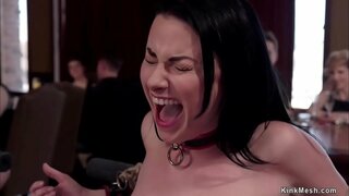 Strona główna niewolnica Veruca James kieruje niewolnicę-стажерку Sabrinę Banks jako serwisowej zdziry, i ostro się pieprzą i podlegają na orgie BDSM-imprezy na najwyższym piętrze