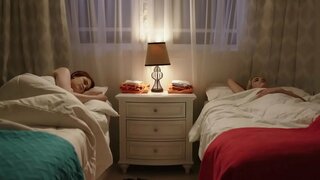 Msagaji mpole na furaha kati ya redhead na blonde kifaranga