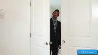 Cutie teenager blondie féiert erstaunliche blowjob op engem risege wäissen Schwanz a léiwer et