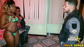 Cuckold menonton saya memberikan kepada polisi di depan dia