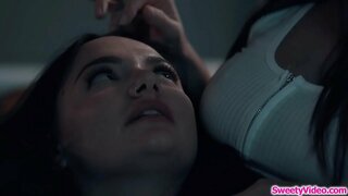 ���क उठावदार उरोज असलेली तरूणी चेहरा वर बसते समलिंगी संबंध ठेवणारी स्त्री भागीदार