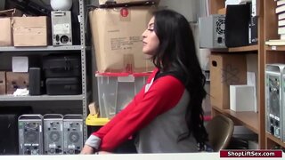 Latina shoplifts dan seorang pegawai yang mencari dia.Dia membuat dia strip ke bawah dan menguasai padanya untuk merebut payudaranya.Dia memberinya blowjob dan kemudian dia bangs dia