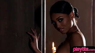 اسپورٹی سیاہ بیب جنسی سٹرپٹیز سیشن