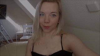 Yang muda yang cantik adalah fucked dan disemprot di