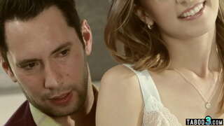 Uning buzuq o&#039;gay otasi tomonidan ishlatiladigan oriq o&#039;gay qiz