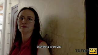 TUTOR4K. O cara disse a professora, ela tem pernas estendidas para obter algum dinheiro para a aula