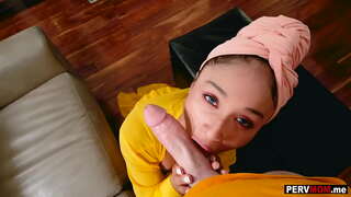 Aking kakaiba madrasta Cali Lee deepthroats ang aking malaking titi pagkatapos ng overhearing sa akin sa telepono