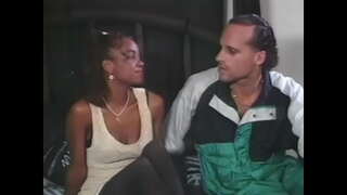 Ekzotaj hundino en nigra ŝtrumpetoj ricevas malmola blanka koko en hunda pozo