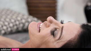 Lengkah-Ibu Fucks Nya Lesbian StepDaughter