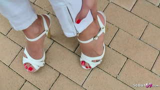 Sexy ਨੌਜਵਾਨ ਵਿੱਚ ਉੱਚ ਏੜੀ ਪਹੁੰਚ ਬੀਚ &#039; ਤੇ ਅਤੇ ਕਰਨ ਲਈ ਲੈ ਆਏ ਪੈਰ ਨਾਲ ਕਰਨਾ ਲਈ 50 ਯੂਰੋ