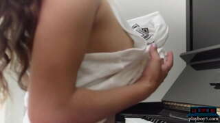 Centerfold pornstar Uma Jolie tregon off e saj të mahnitshme natyrore të trupit